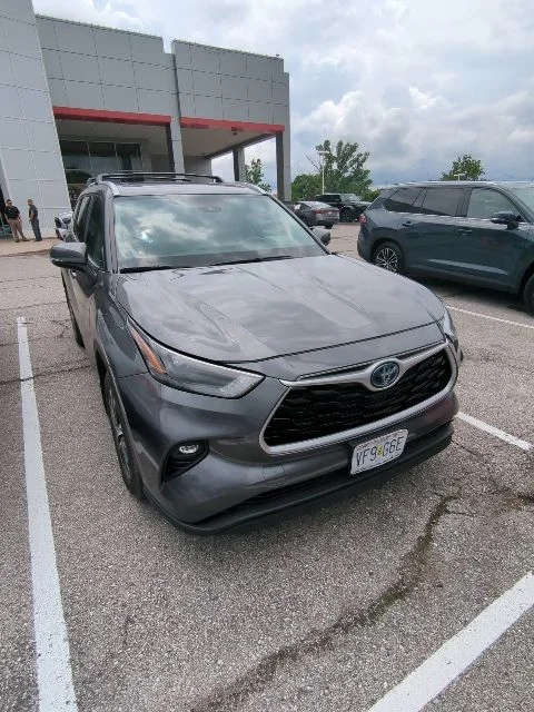 Used 2022 Gray Toyota XLE image 6