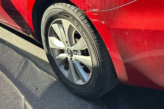 Used 2016 Signal Red Pearl Kia EX image 4