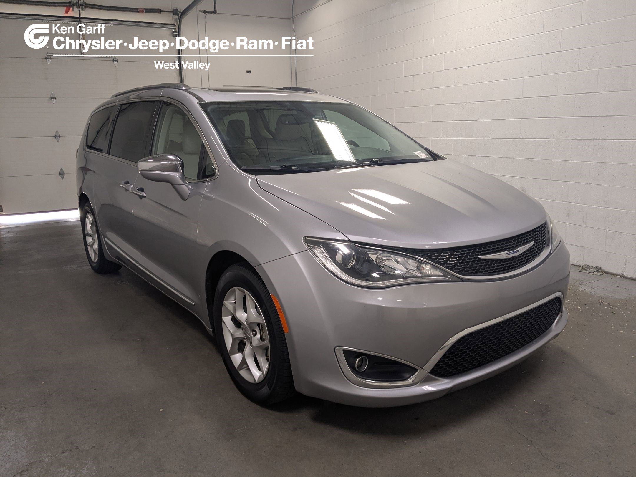 2020 Chrysler Pacifica Limited's photo