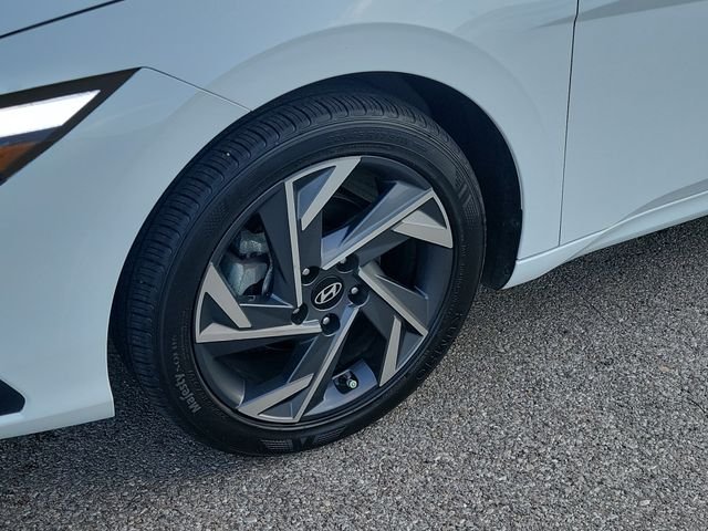 Certified Used 2025 White Hyundai SEL Sport image 9