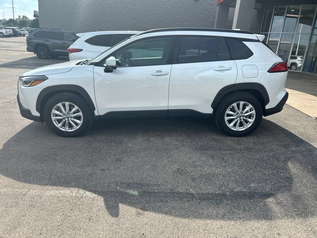 Used 2022 Pearl Toyota LE image 3