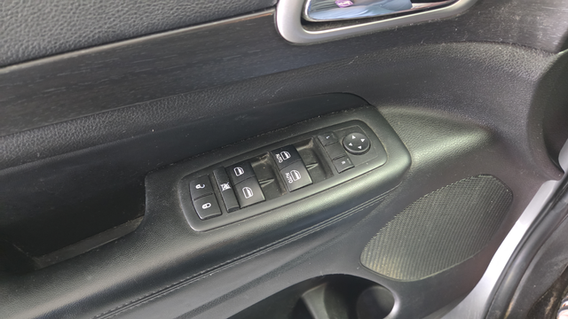 Used 2017 Billet Silver Metallic Clearcoat Jeep Altitude image 21