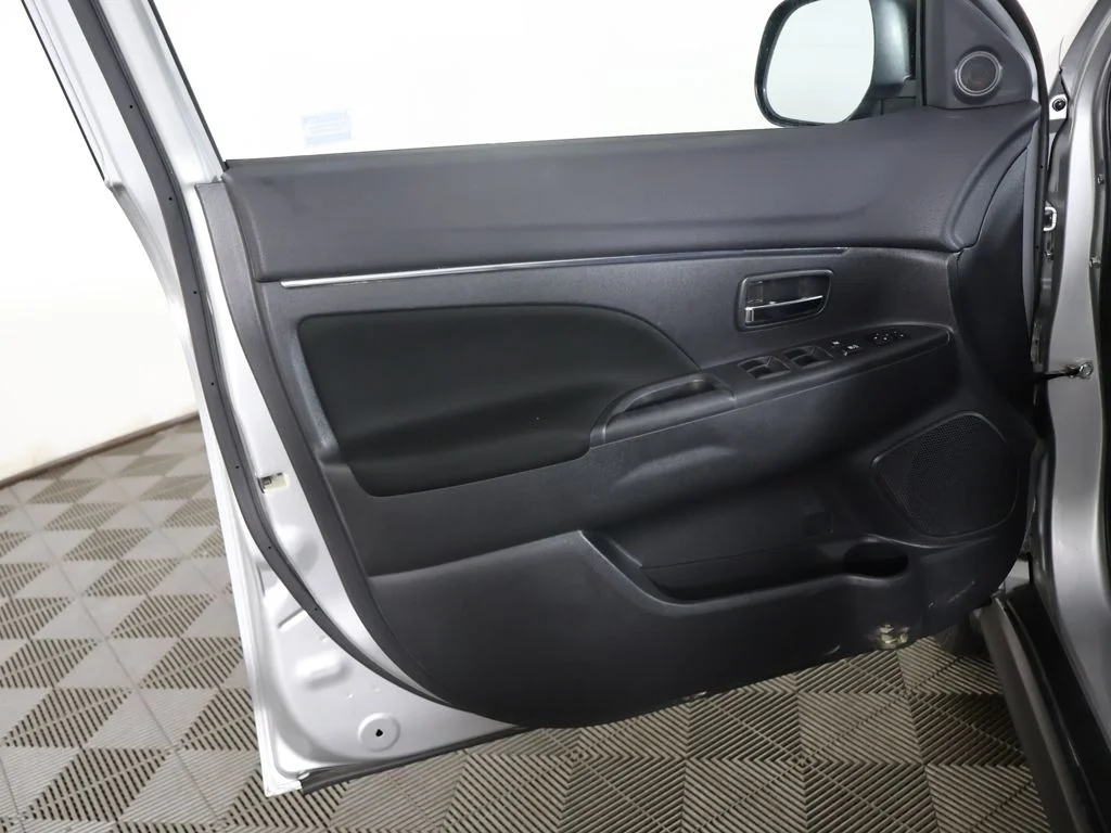 Used 2023 Silver Mitsubishi 2.0 ES image 17