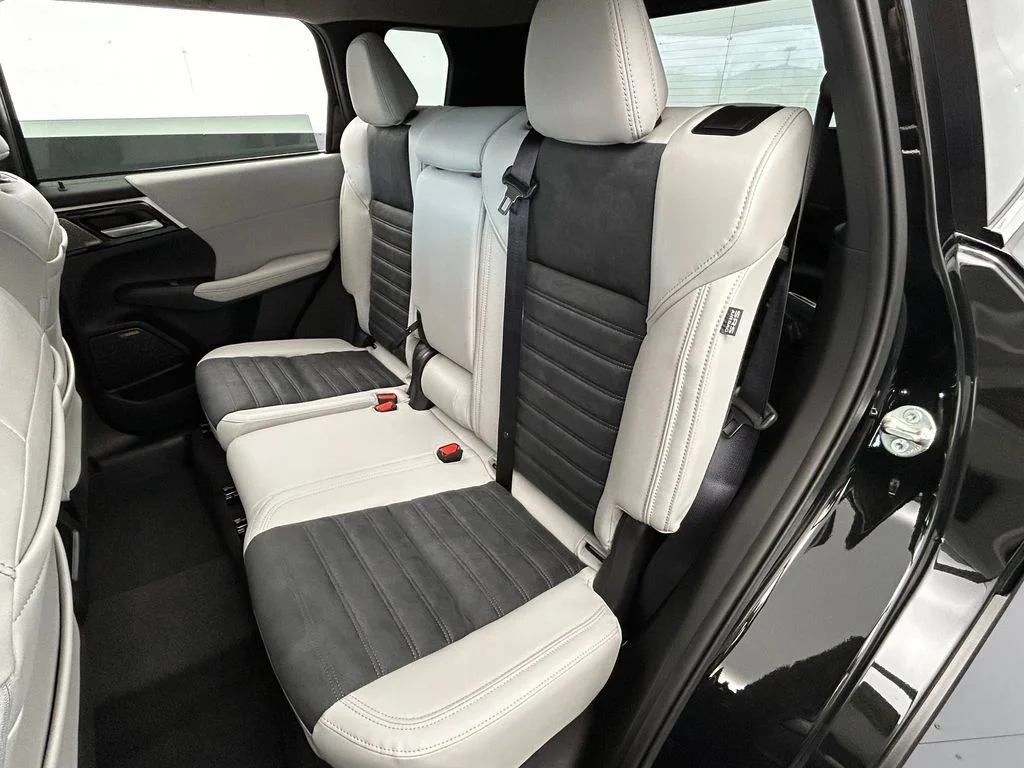 New 2026 Black Diamond Mitsubishi SE image 35