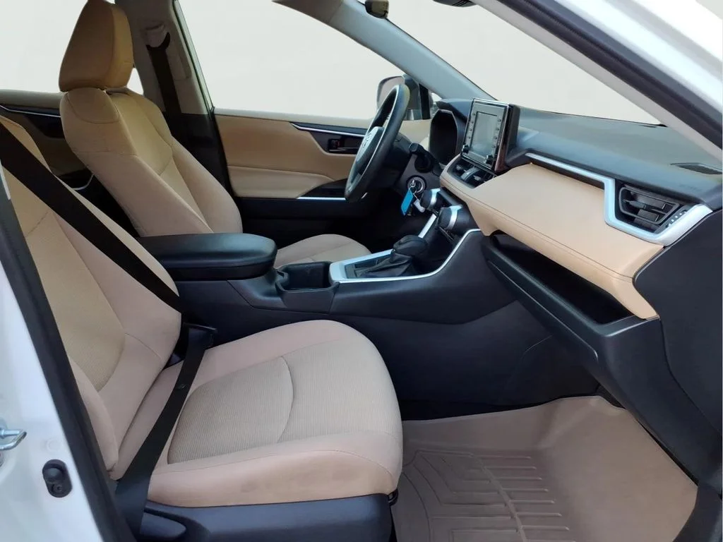 Used 2022 White Toyota LE image 34