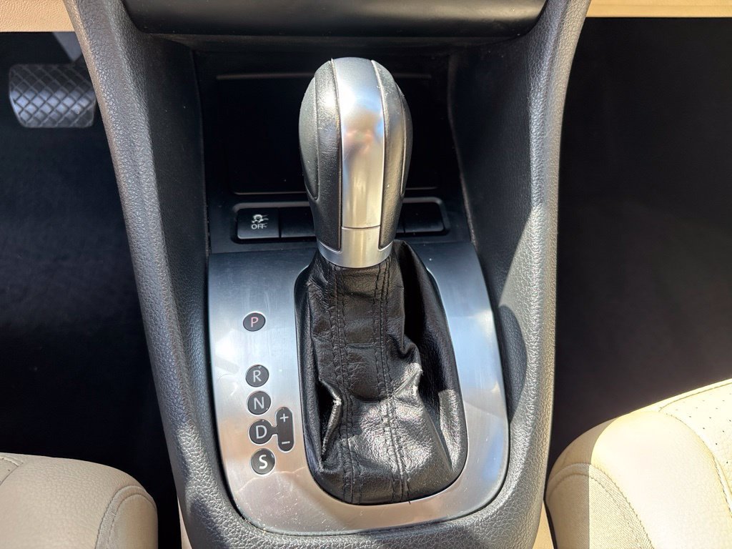 Used 2013 Candy White Volkswagen 2.5L SE image 27