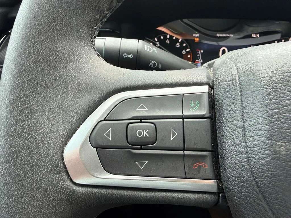 Used 2023 Gray Jeep Latitude image 17