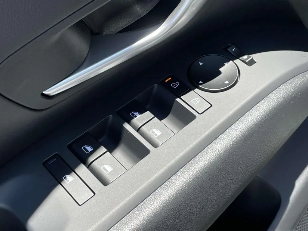 New 2025 White Hyundai SEL image 19