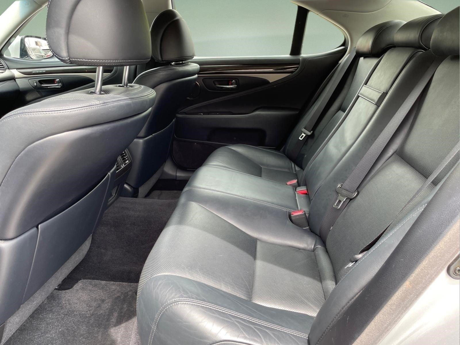 Used 2015 Liquid Platinum Lexus COMFORT image 12
