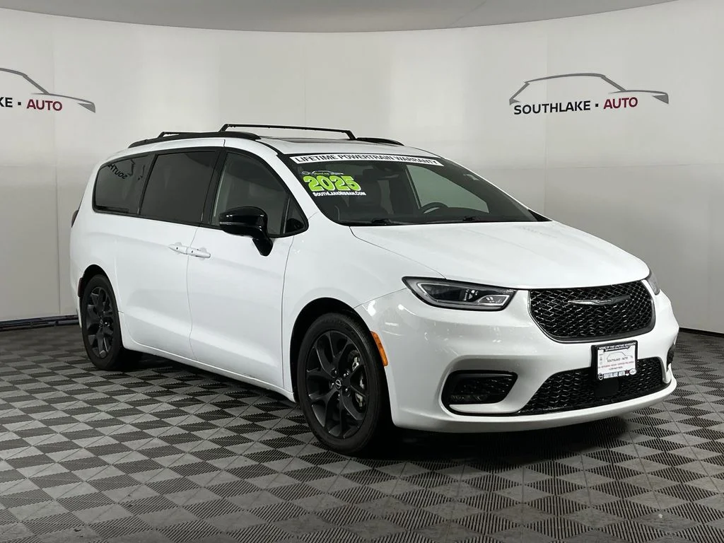 Used 2025 White Chrysler Limited image 2