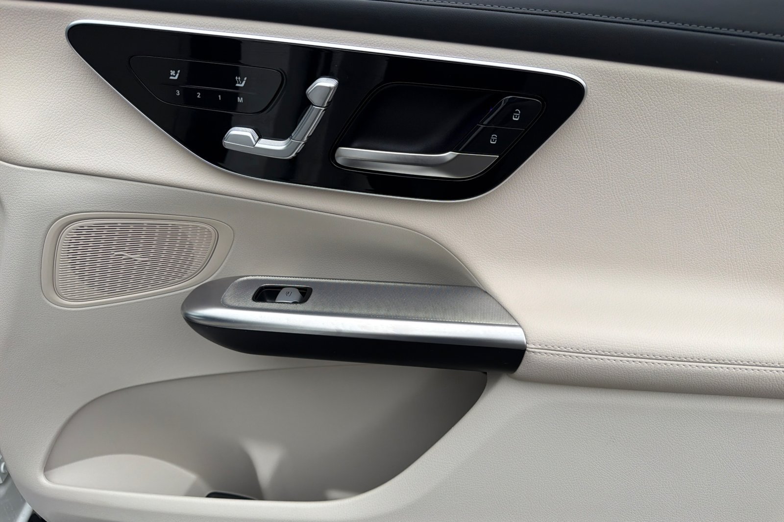 Used 2024 White Mercedes-Benz GLC 300 image 33