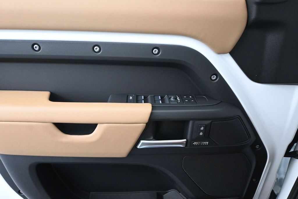 New 2026 White Land Rover X-Dynamic SE image 11