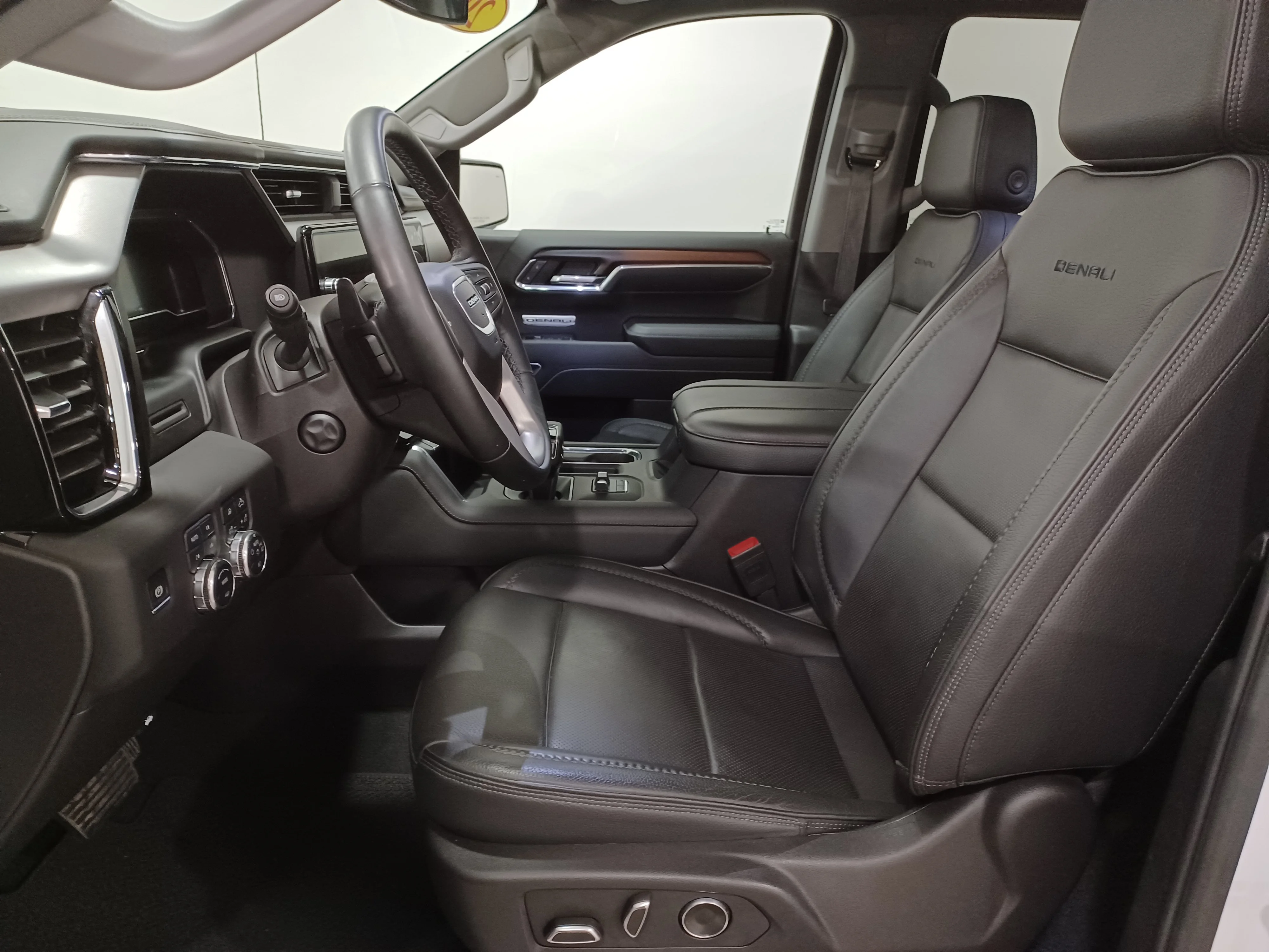 Used 2025 White Frost Tricoat GMC Denali 4WD*6.2L V8 | Adaptive Cruise | Remote Start | Nav | 360 Cam | Cooled Leather | Sunroof image 10