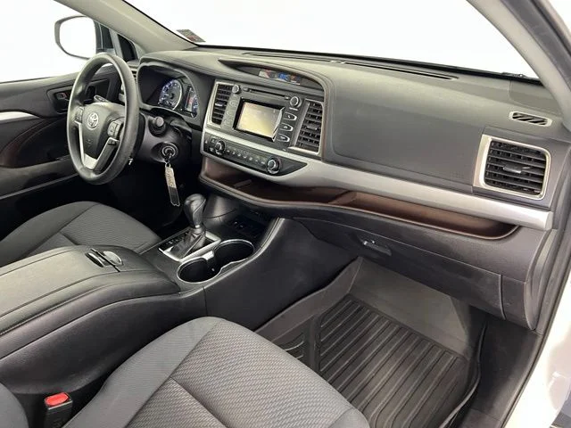 Used 2019 White Toyota LE image 37