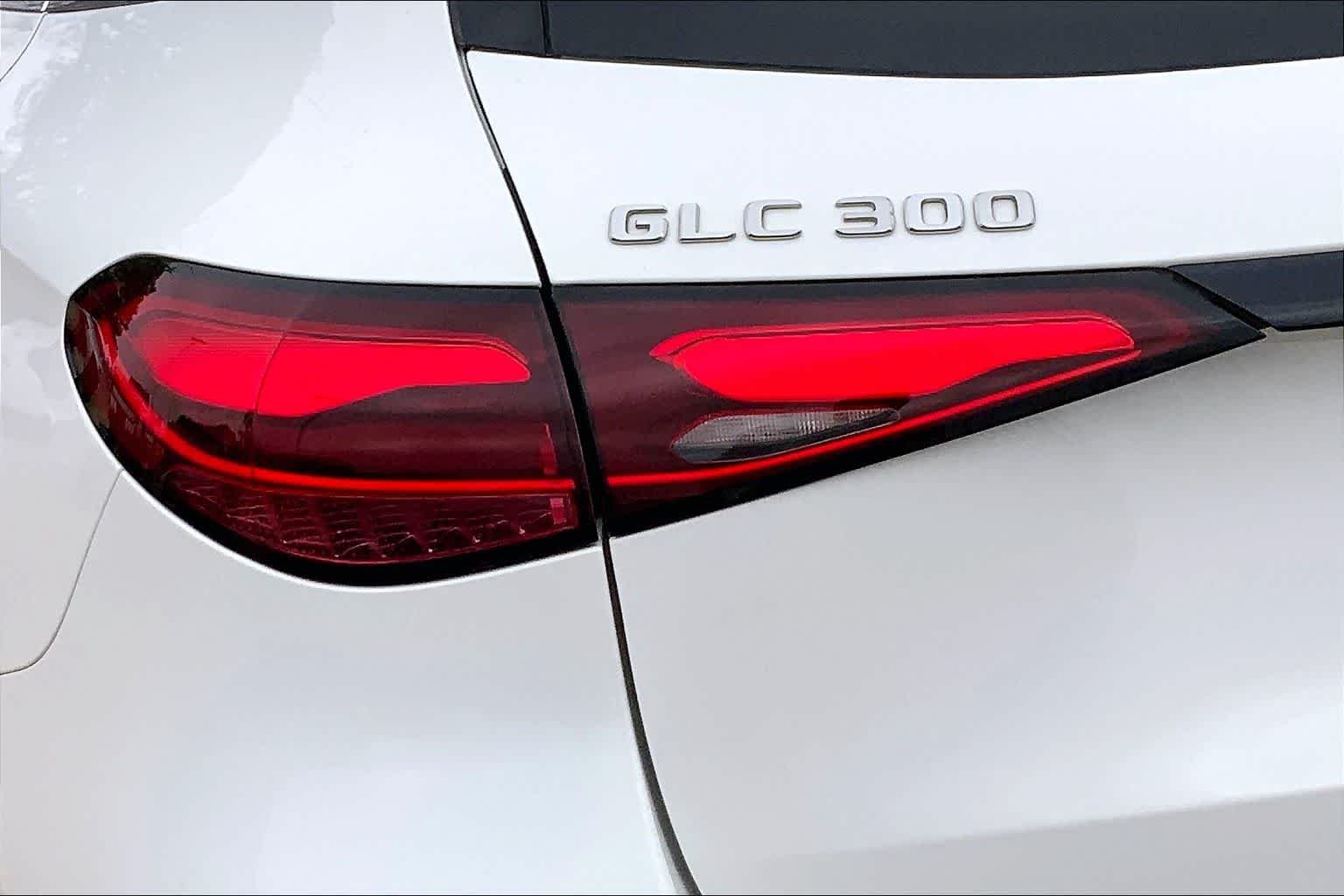 Used 2025 Polar White Mercedes-Benz GLC 300 image 29
