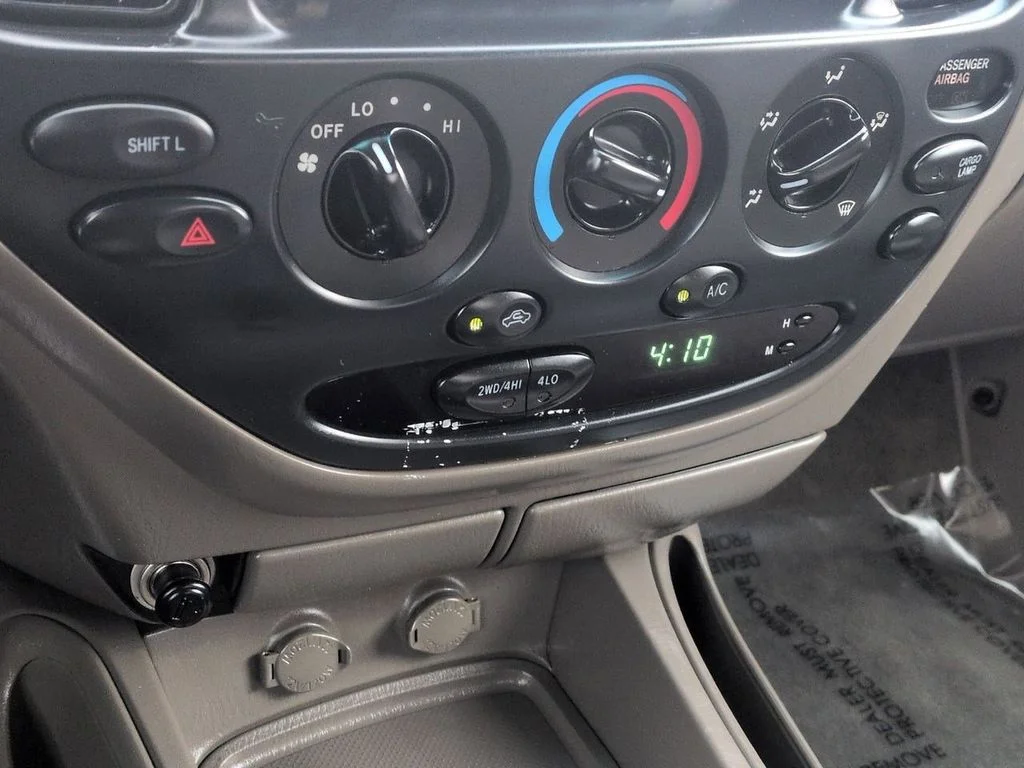 Used 2006 Natural White Toyota SR5 image 19