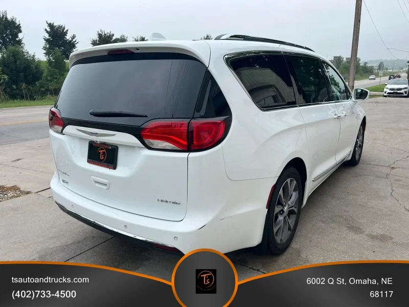 Used 2018 White Chrysler Limited Minivan 4D image 5