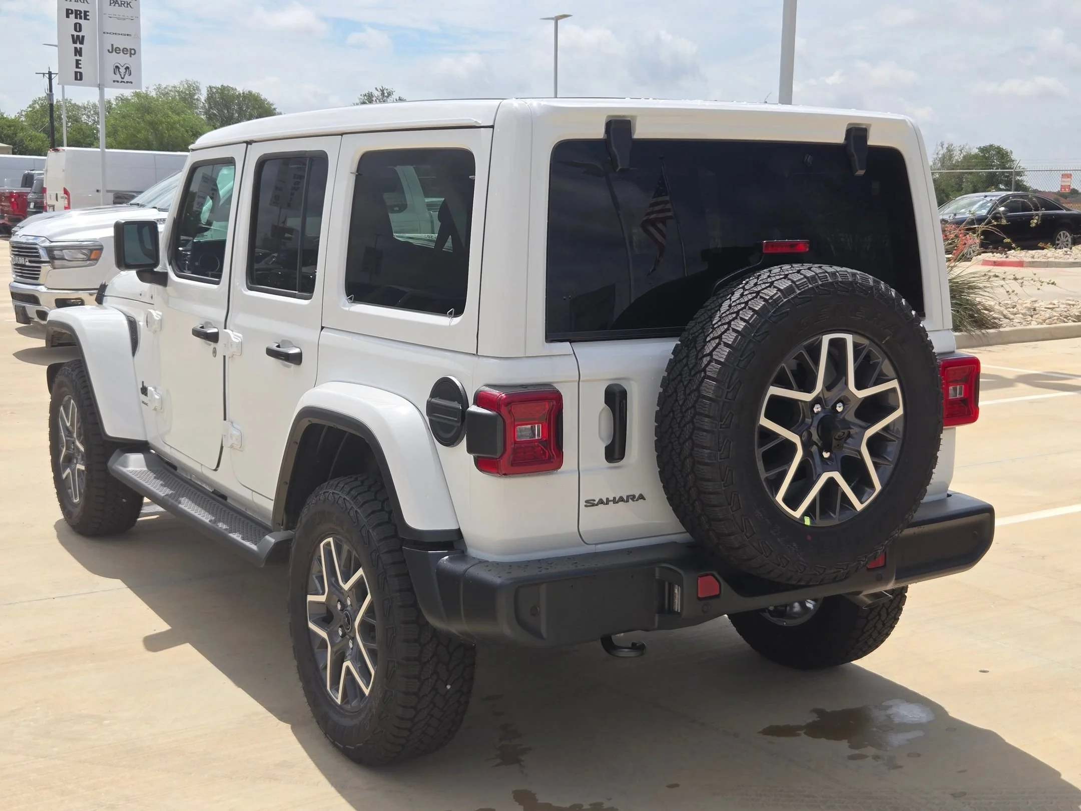 New 2026 Bright White Clear-Coat Exterior Paint Jeep Sahara image 5