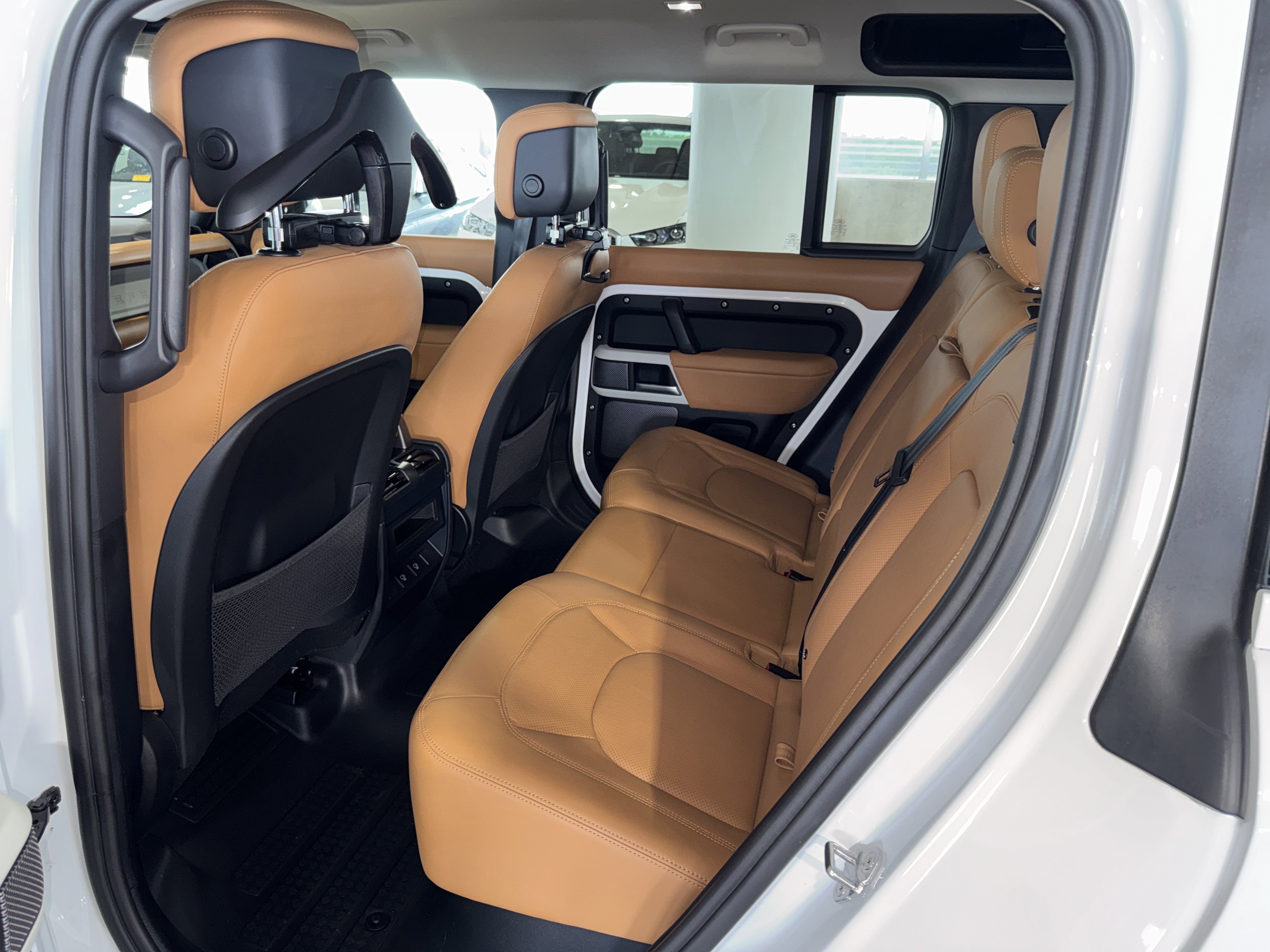 Used 2024 Fuji White Land Rover SE image 15