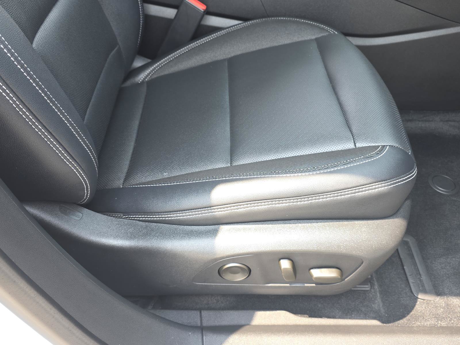 Used 2024 Summit White Chevrolet LT image 18