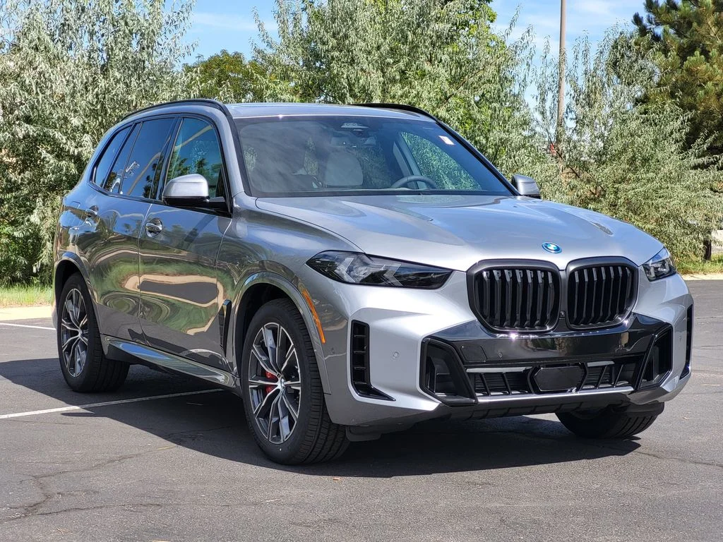 New 2026 Skyscraper Grey Metallic BMW xDrive50e image 3