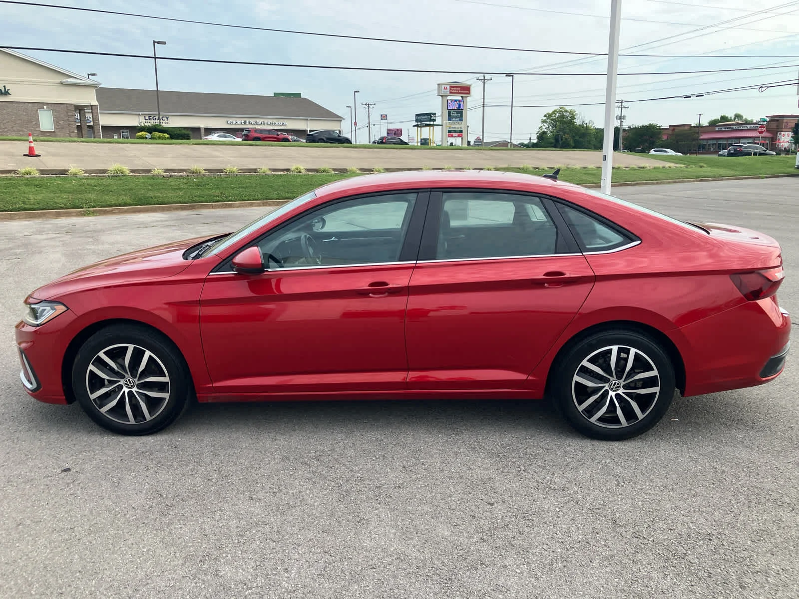 Used 2025 Kings Red Metallic Volkswagen SE image 4