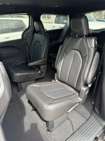 2026 Chrysler Pacifica Select - Photo 16