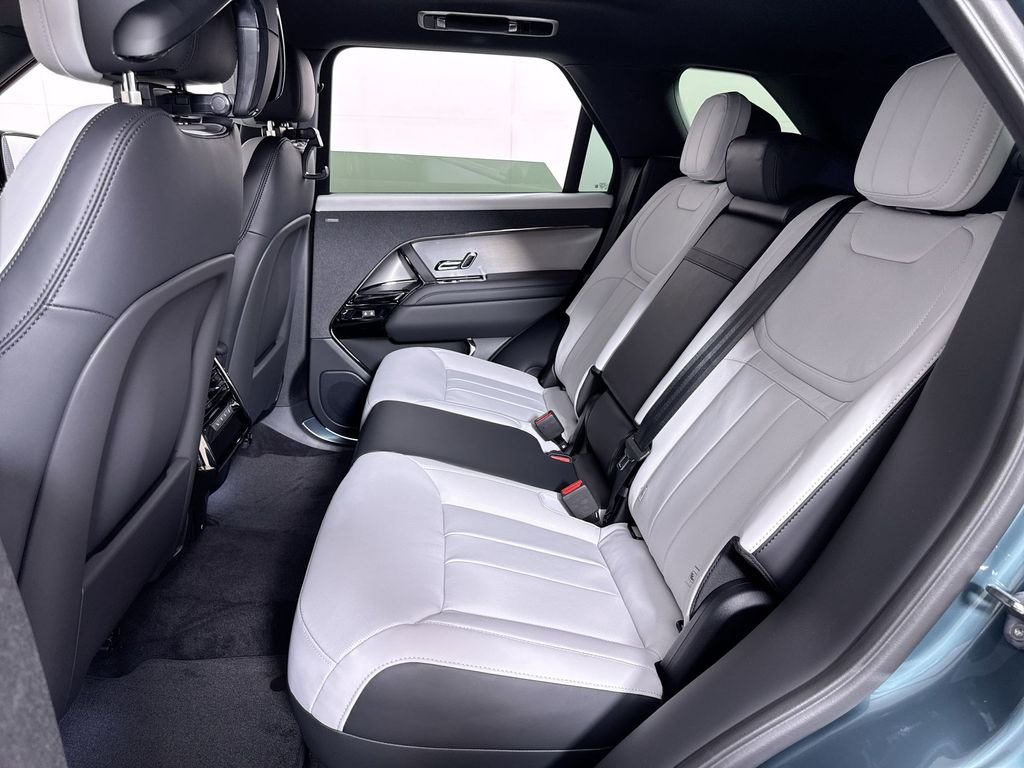 New 2026 GIOLA GRN MET Land Rover Dynamic SE image 21