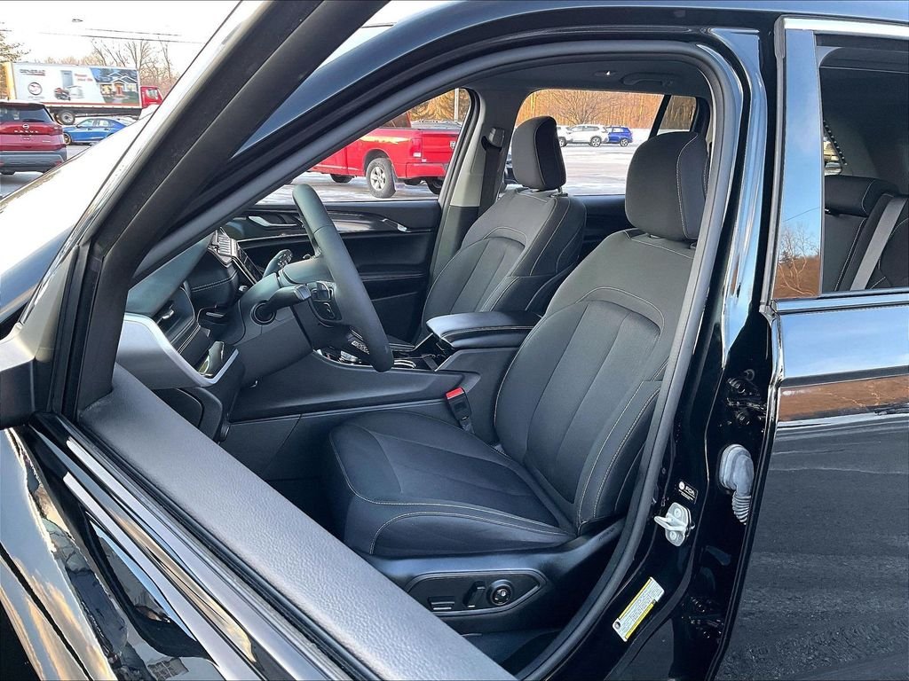 Used 2023 Black Jeep Laredo image 10