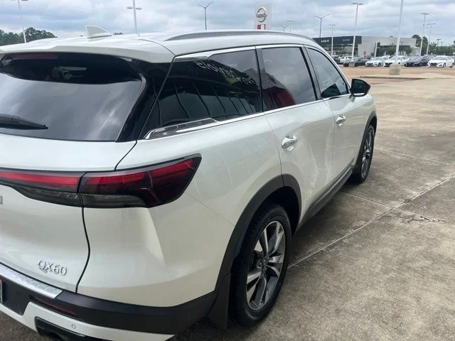 Used 2023 White INFINITI LUXE image 4