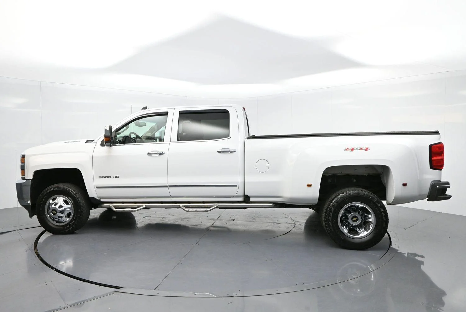 Used 2018 SUMMIT WHITE Chevrolet LTZ image 5