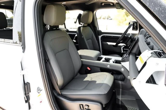 New 2026 White Land Rover X-Dynamic SE image 43