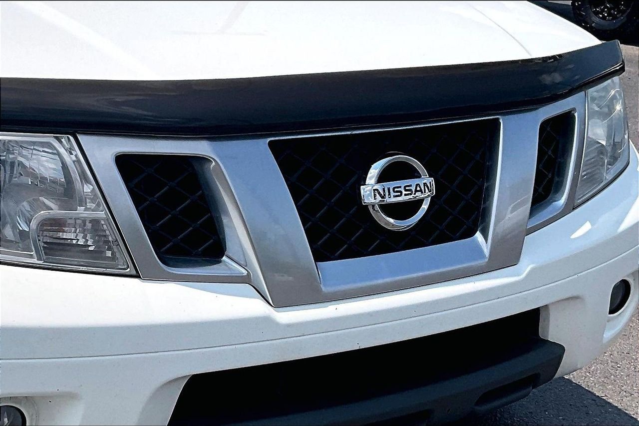 Used 2020 Glacier White Nissan Crew Cab SV 4x2 image 34