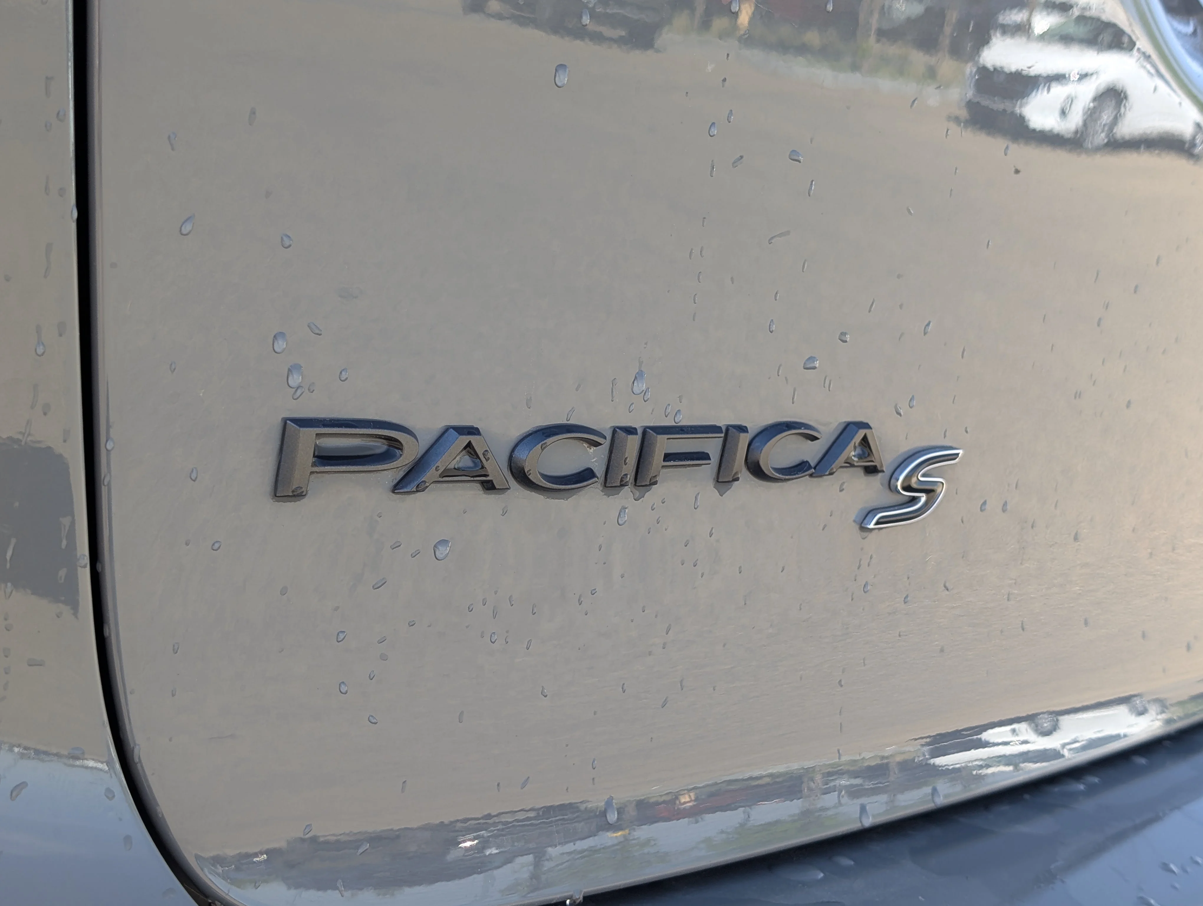 Used 2022 Ceramic Grey Chrysler Limited image 15