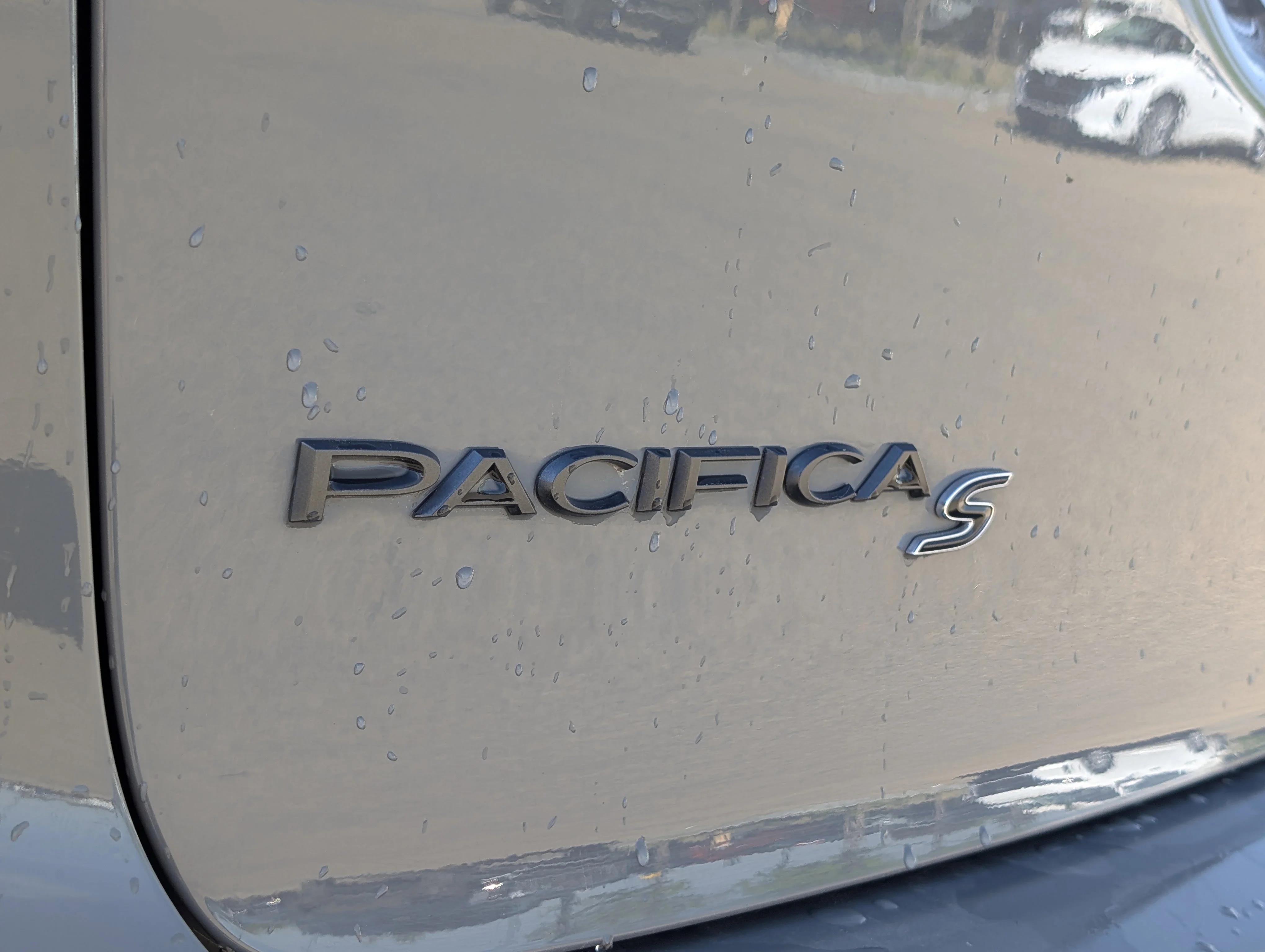 Used 2022 Ceramic Grey Chrysler Limited image 15
