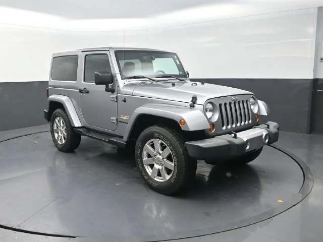 Used 2013 Silver Jeep Sahara image 10