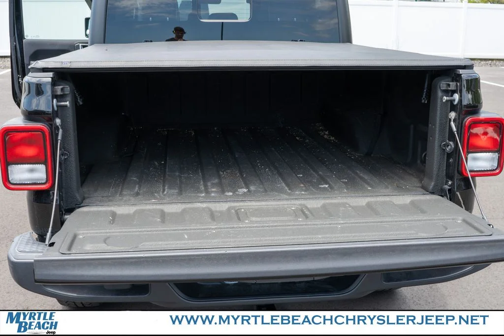 Used 2021 Black Clearcoat Jeep Overland image 32