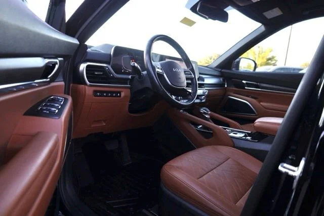 Used 2025 Black Kia EX X-Line image 19