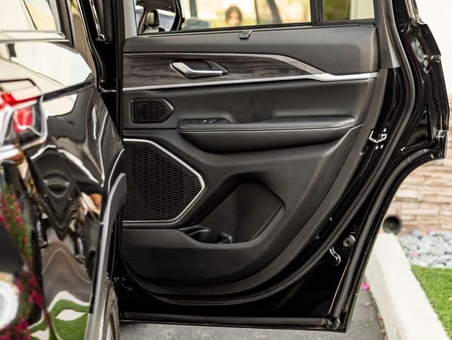 Used 2022 Diamond Black Crystal Pearlcoat Jeep Limited image 29