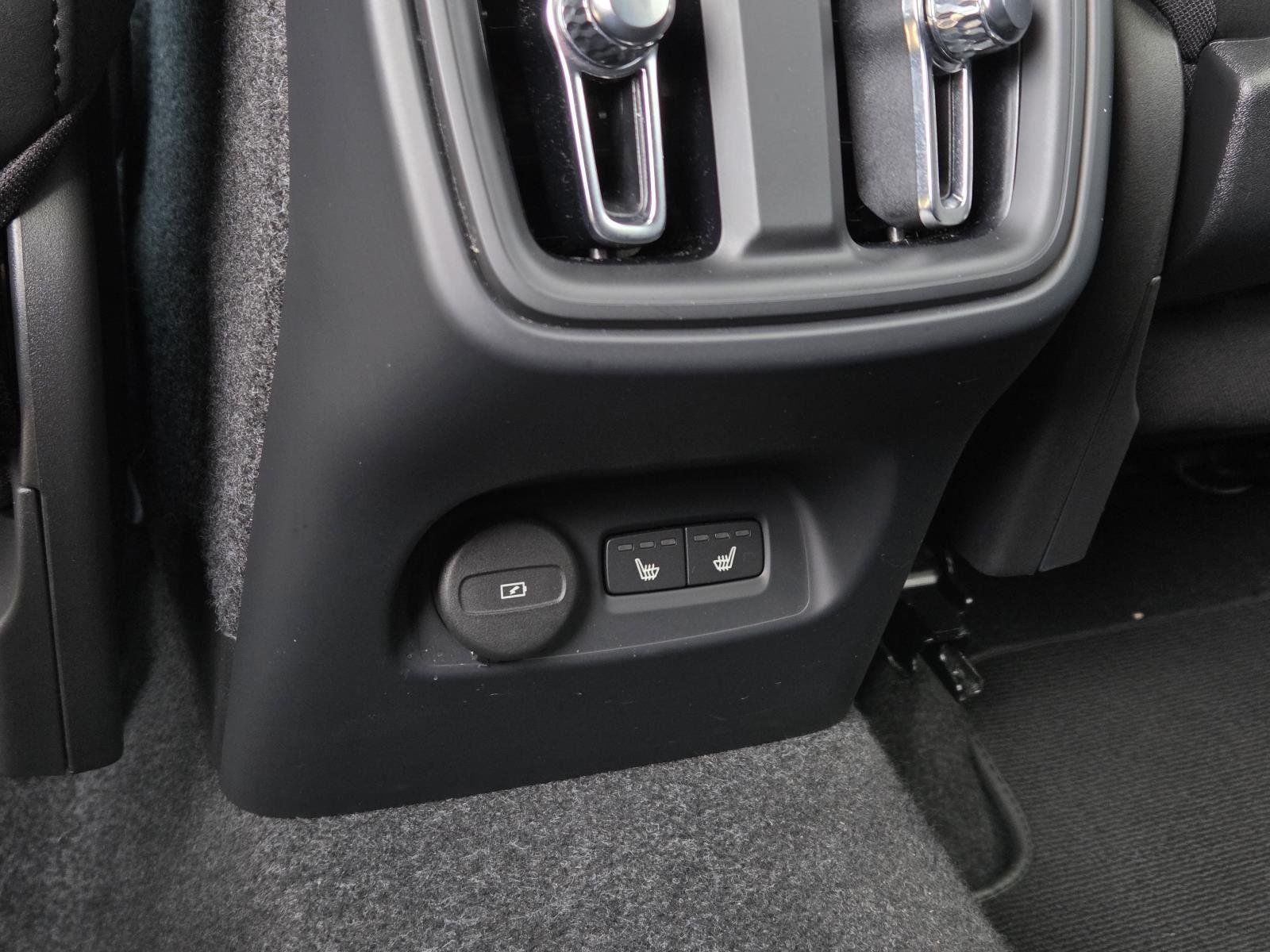 Used 2025 Crystal White Pearl Volvo Plus Dark Theme image 33