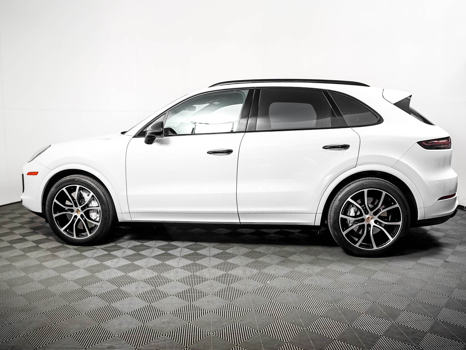 Certified Used 2023 CARRARA WHITE Porsche Turbo image 2