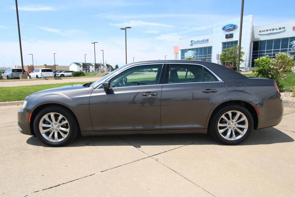 Used 2017 Gray Chrysler Limited image 17