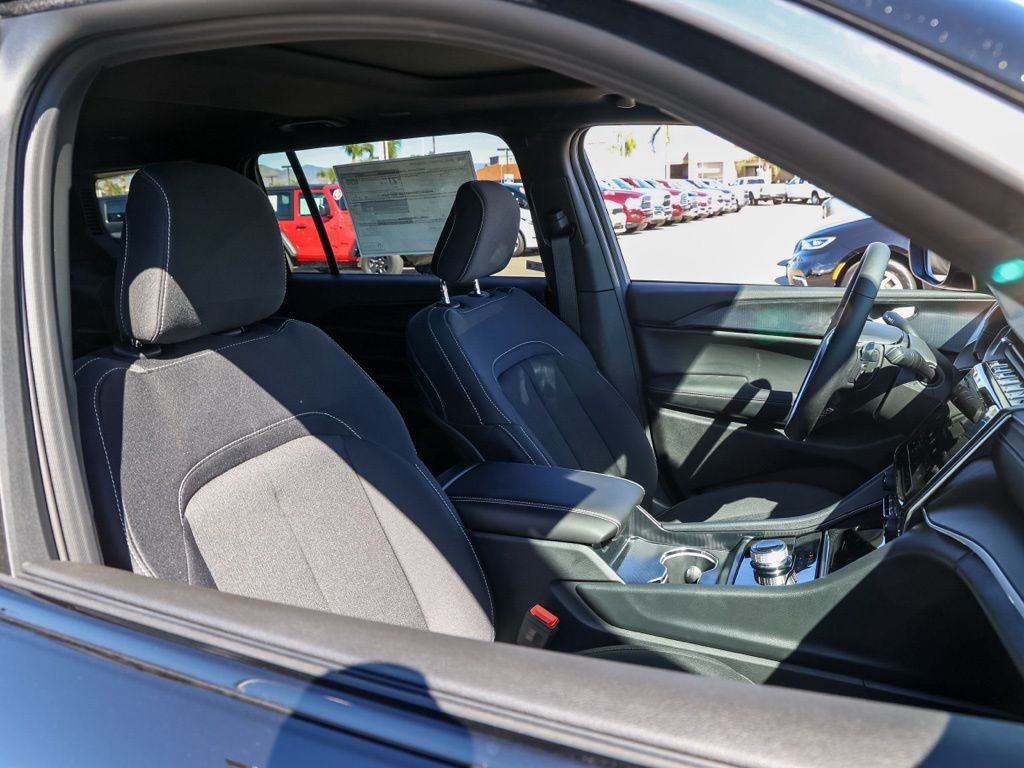 New 2026 Diamond Black Crystal Pearl-Coat Exterior Paint Jeep Laredo image 20