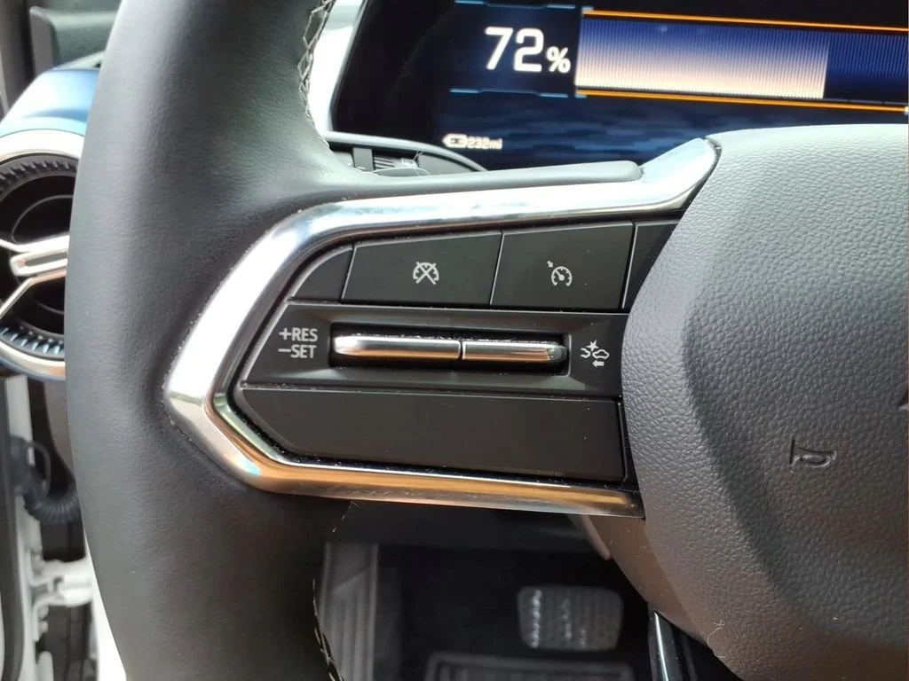 Used 2025 Summit White Chevrolet LT image 12