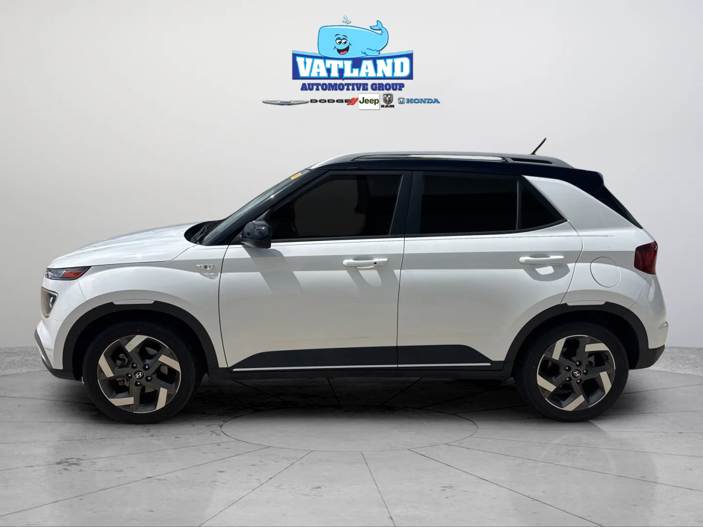 Used 2023 Ceramic White Hyundai Limited image 5