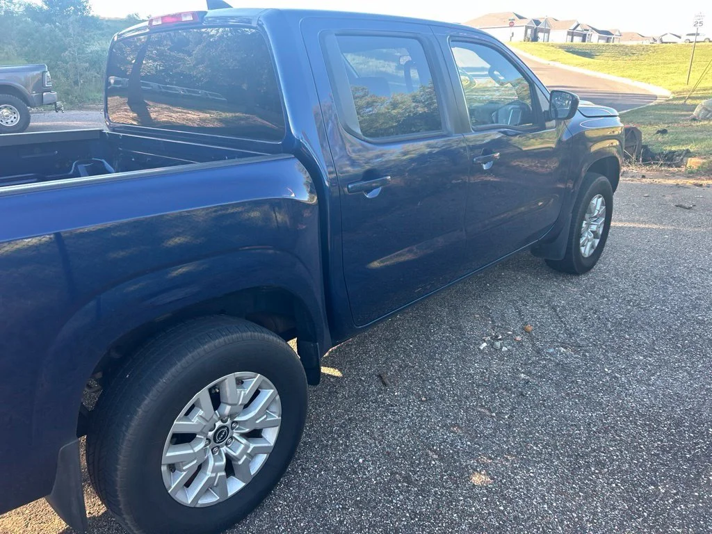 Used 2022 Blue Nissan SV image 9