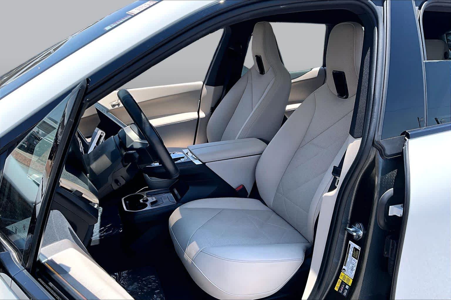 Used 2024 Alpine White BMW xDrive50 image 7