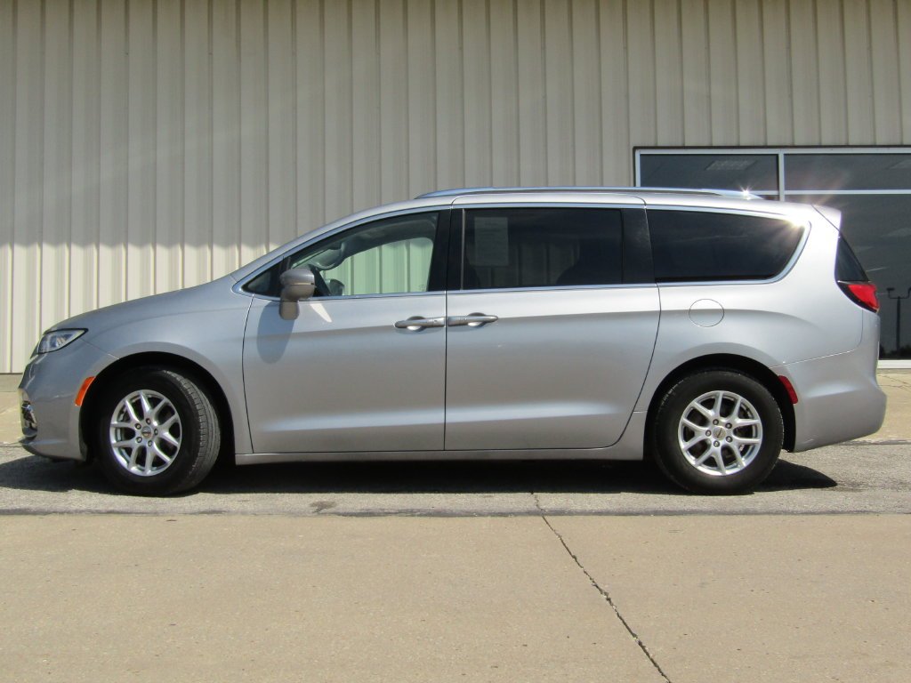 Used 2021 Silver Chrysler Touring L image 11