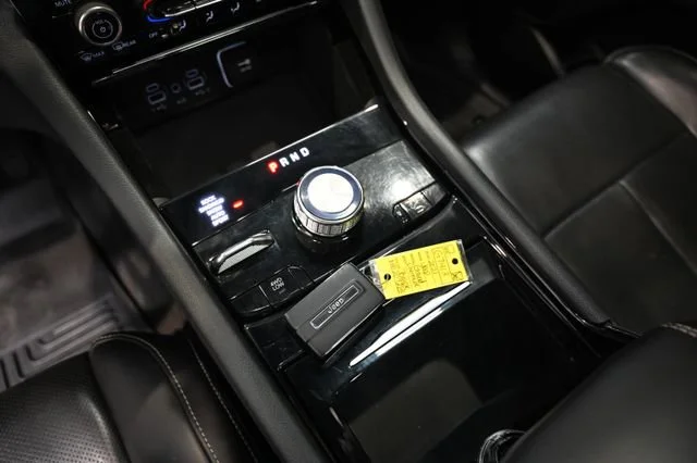 Used 2021  Jeep Overland image 21
