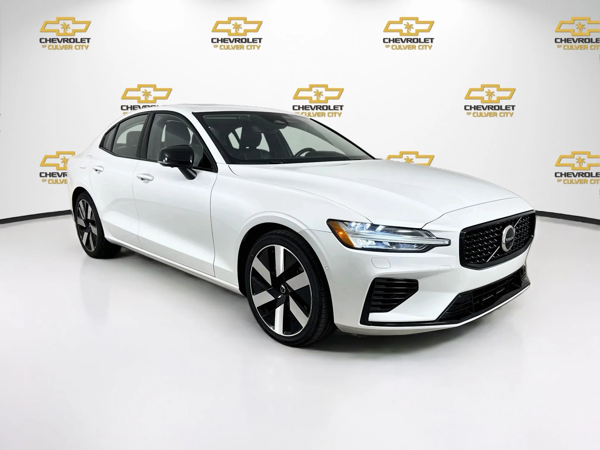 Used 2024 White Volvo Plus Dark Theme image 1